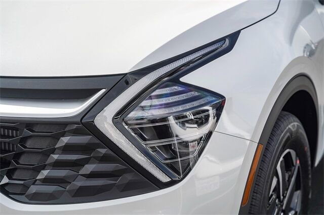 Certified 2025 Kia Sportage LX image 4