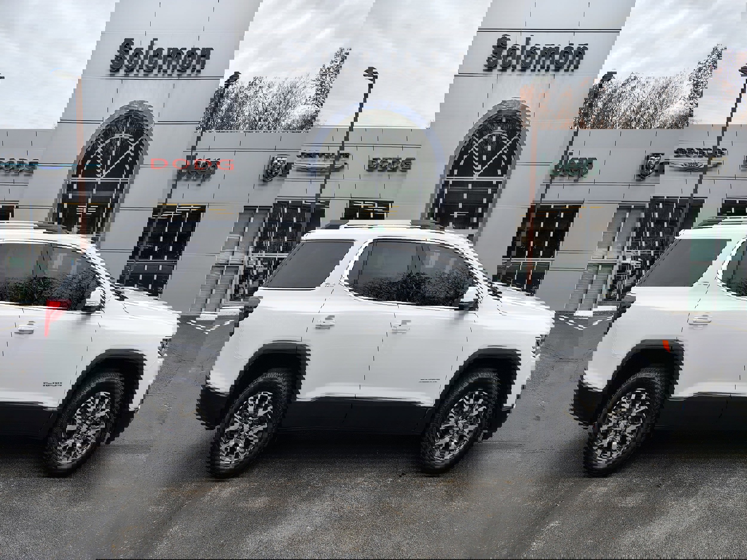 Used 2023 GMC Acadia SLE w/ Driver Convenience Package image 1