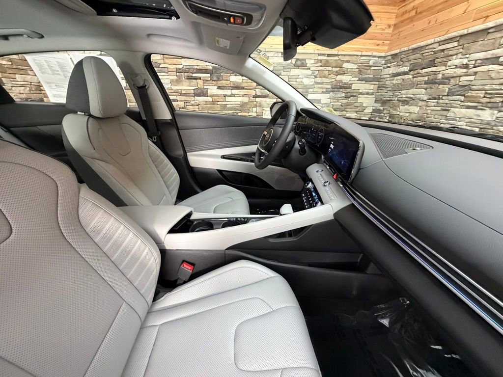 Certified 2025 Hyundai Elantra Limited image 14
