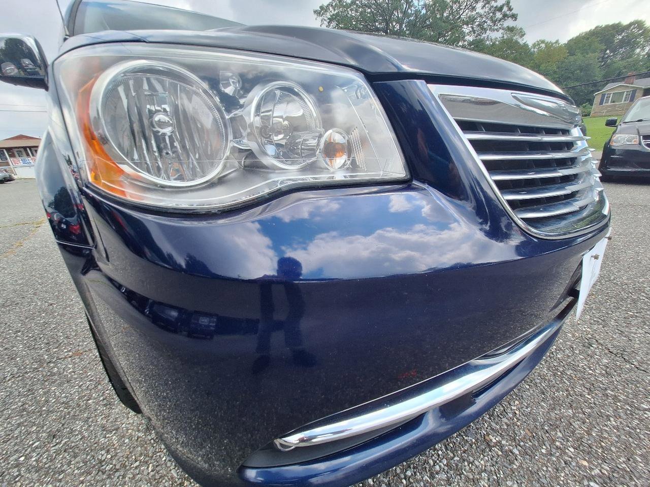 Used 2015 Chrysler Town & Country Touring-L w/ Driver Convenience Group image 12