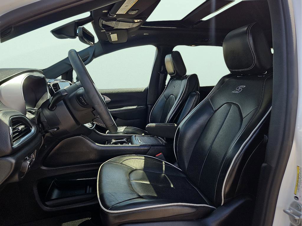 Used 2025 Chrysler Pacifica Limited image 11