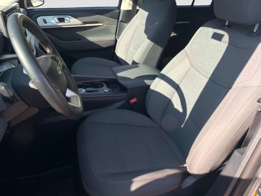 Used 2025 Ford Explorer Active AWD/4WD image 21
