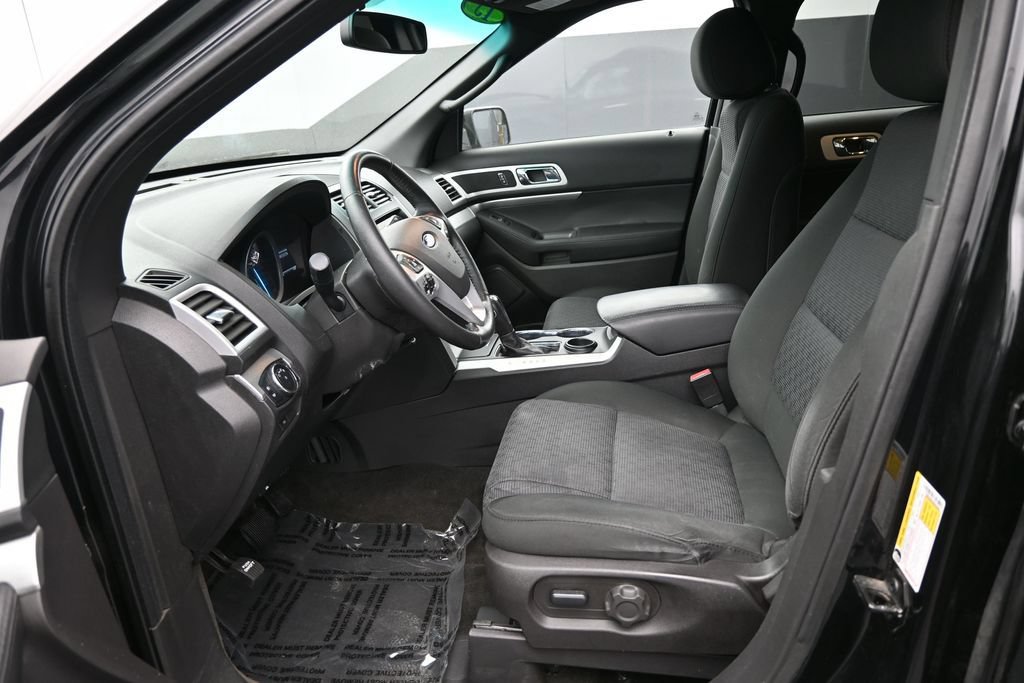 Used 2015 Ford Explorer XLT w/ Equipment Group 201B FWD image 14