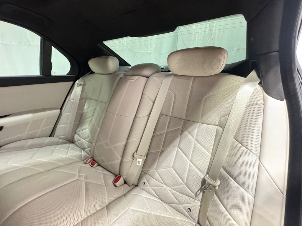 Used 2023 BMW 760i xDrive w/ Executive Package image 26