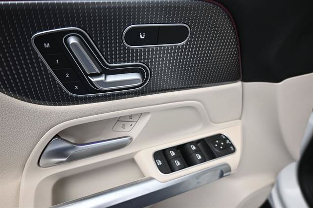 Used 2023 Mercedes-Benz GLB 250 w/ Premium Package image 5