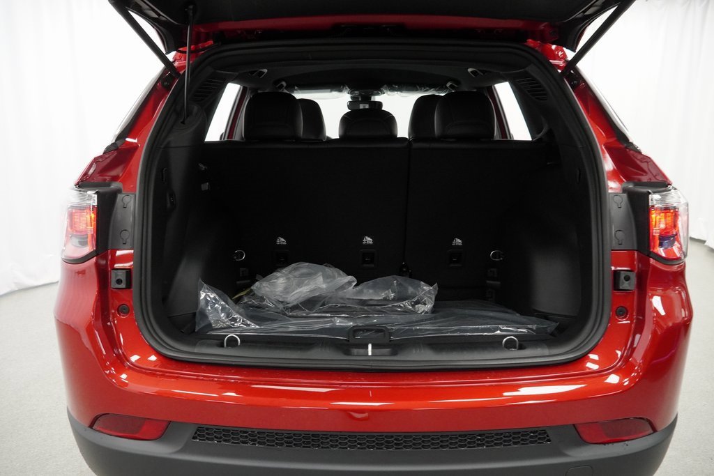 Certified 2025 Jeep Compass Latitude w/ Convenience Group image 39