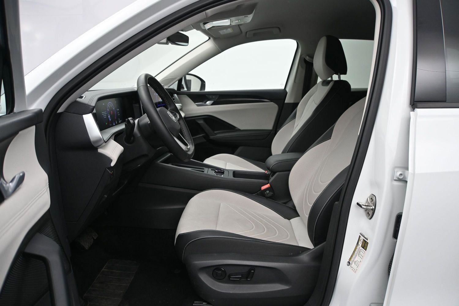Used 2025 Volkswagen Tiguan SE AWD/4WD image 8