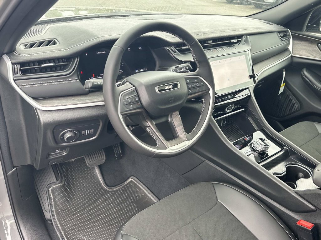 New 2027 Jeep Grand Cherokee Altitude AWD/4WD image 2