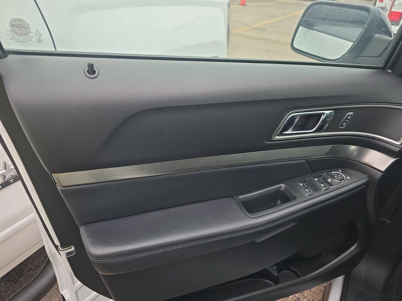 Used 2018 Ford Explorer XLT w/ Equipment Group 202A AWD/4WD image 11