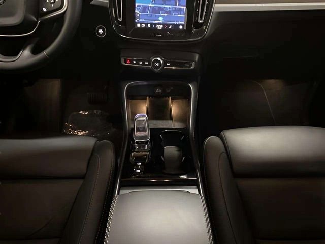 Used 2025 Volvo XC40 B5 Plus image 14