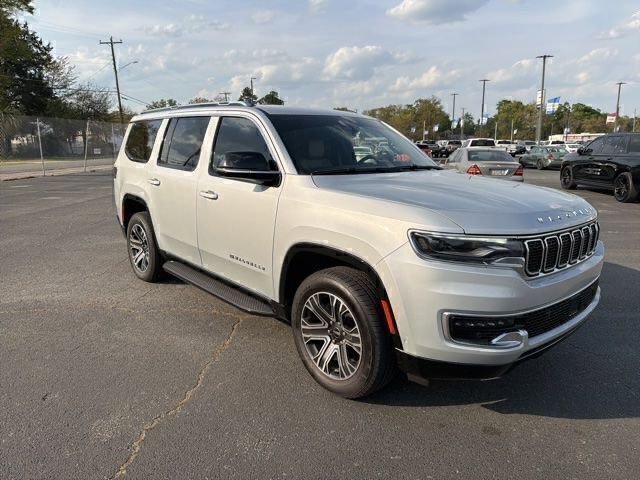 Used 2025 Jeep Wagoneer 4WD image 5