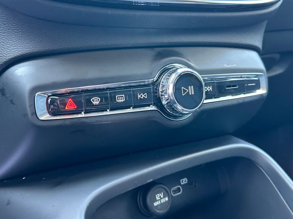 Used 2023 Volvo XC40 B5 Plus image 29