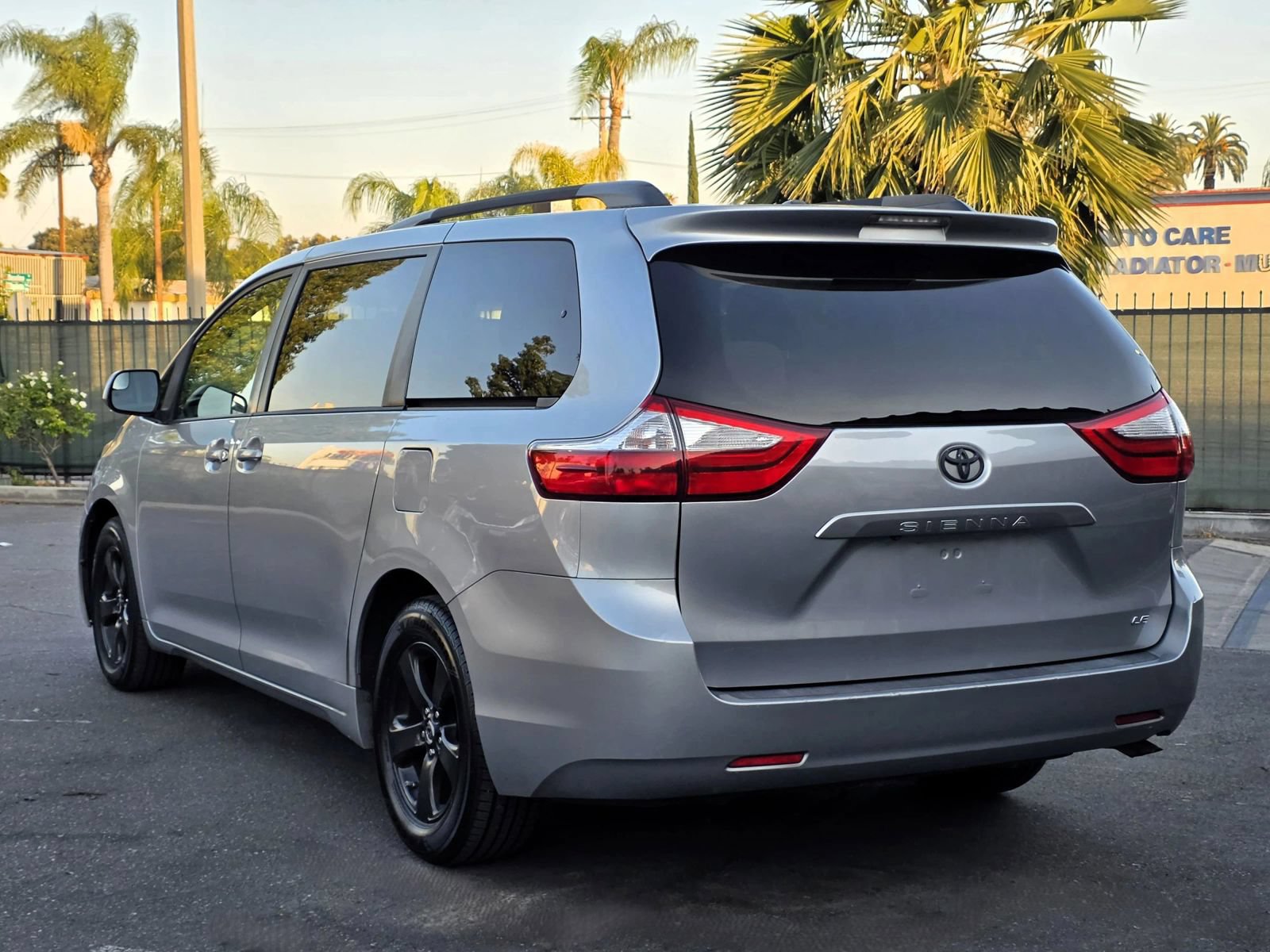 Used 2015 Toyota Sienna LE FWD image 4