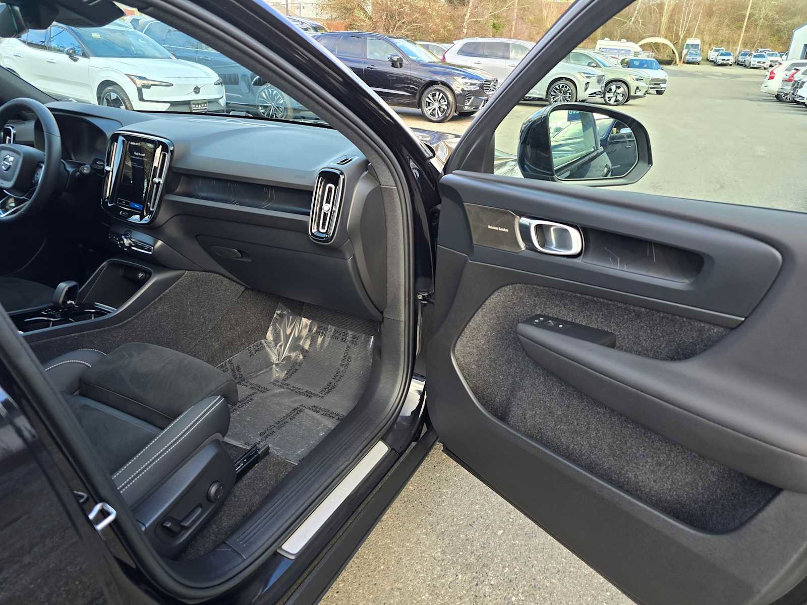 Used 2023 Volvo XC40 Recharge Ultimate w/ Protection Package Premier image 10