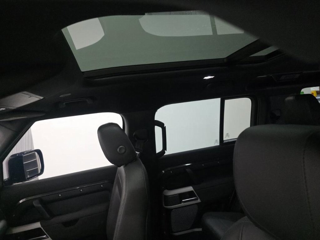 Used 2022 Land Rover Defender 110 SE image 8