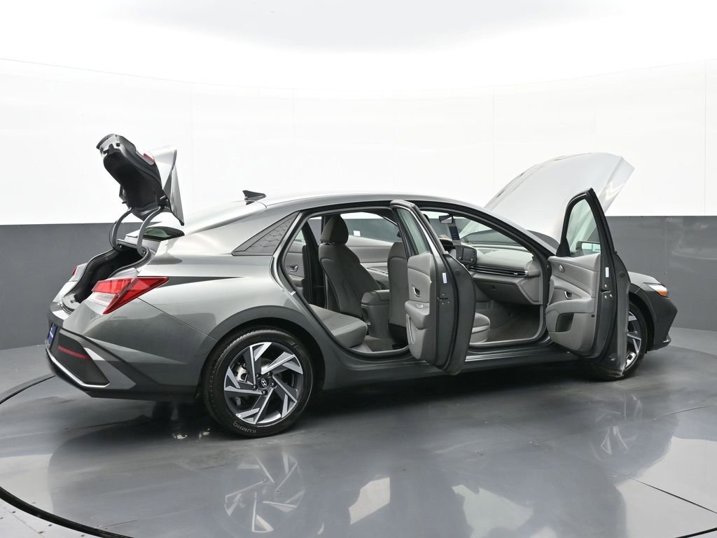 Certified 2025 Hyundai Elantra Sport image 44