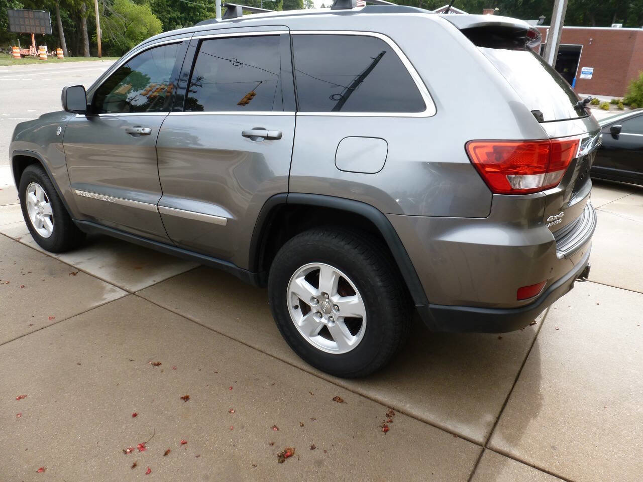 Used 2013 Jeep Grand Cherokee Laredo image 3