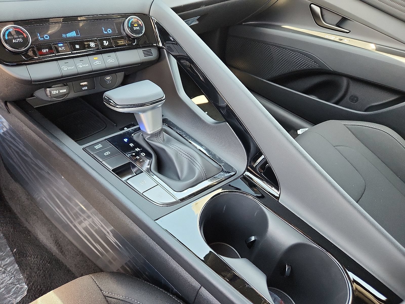 New 2025 Hyundai Elantra SEL FWD image 15