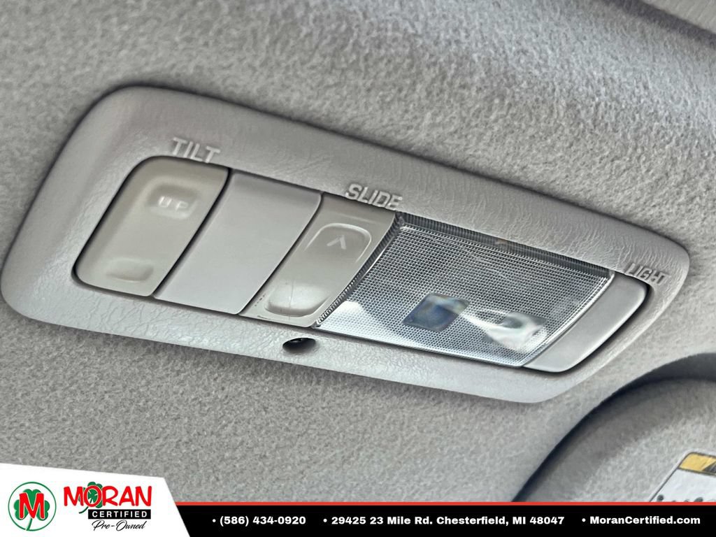Used 2008 Pontiac Vibe w/ Sun And Sound Package FWD image 24