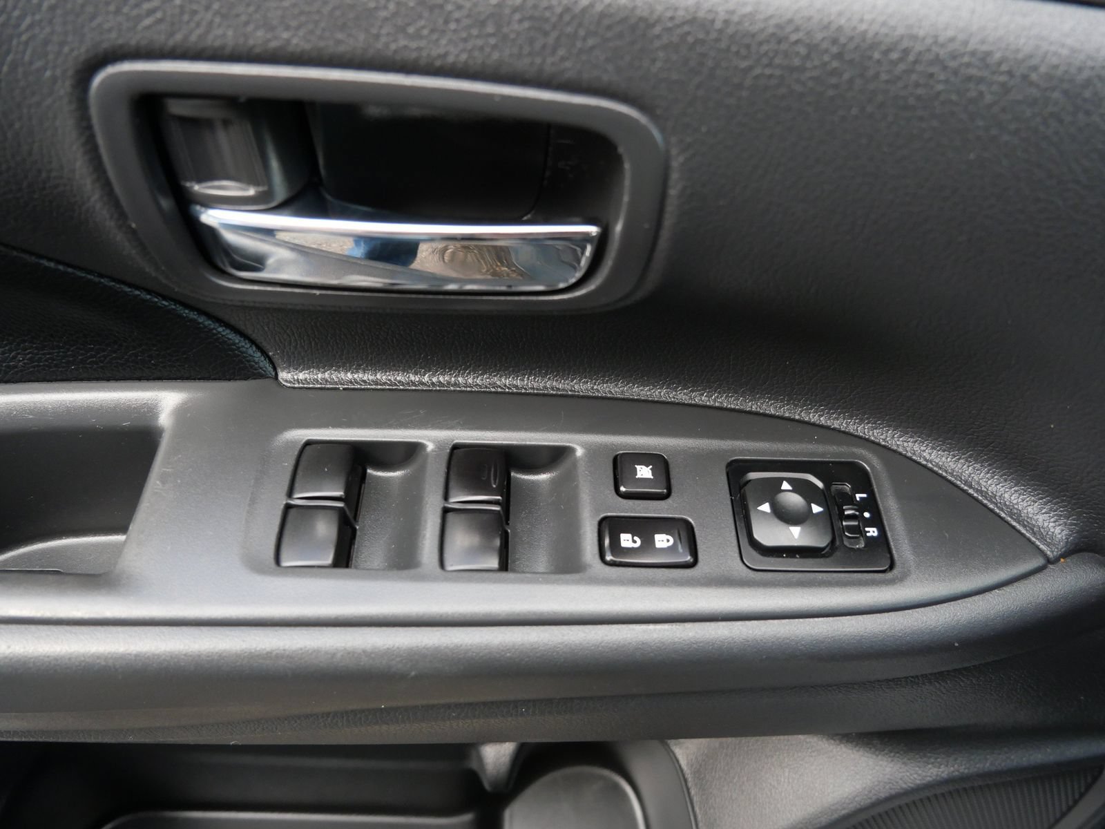 Used 2015 Mitsubishi Outlander SE AWD/4WD image 16