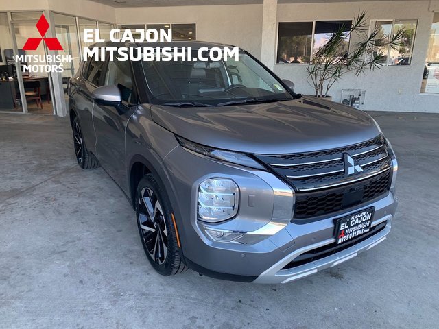 Used 2024 Mitsubishi Outlander SE image 1