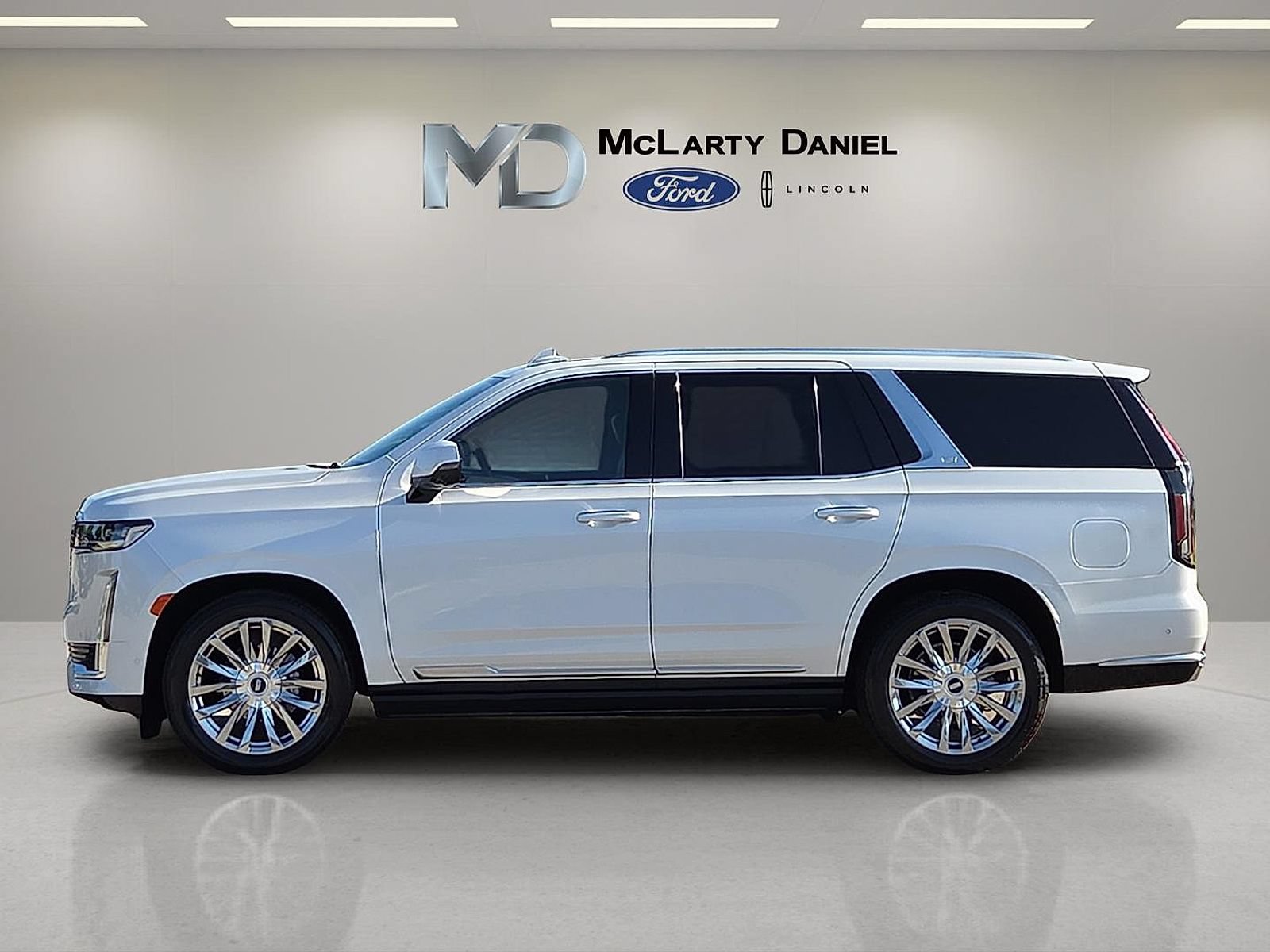 Used 2024 Cadillac Escalade Premium Luxury w/ Performance Package AWD/4WD image 3