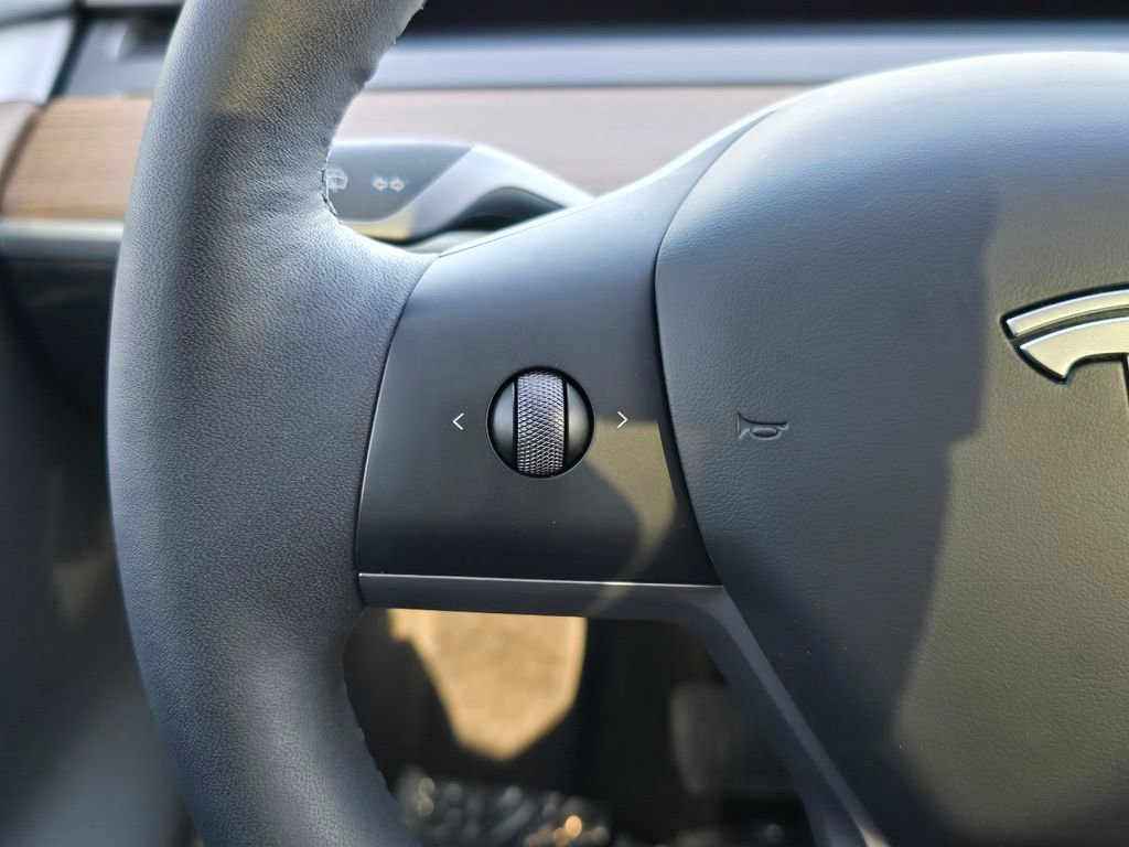 Used 2025 Tesla Model Y Long Range AWD/4WD image 18