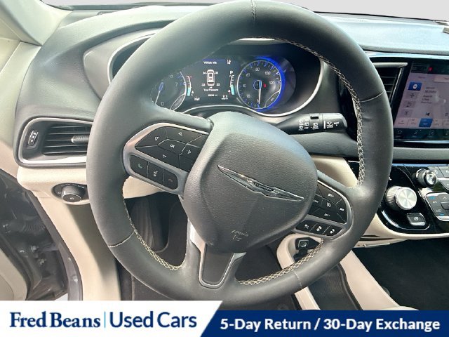 Used 2023 Chrysler Pacifica Touring-L FWD image 16