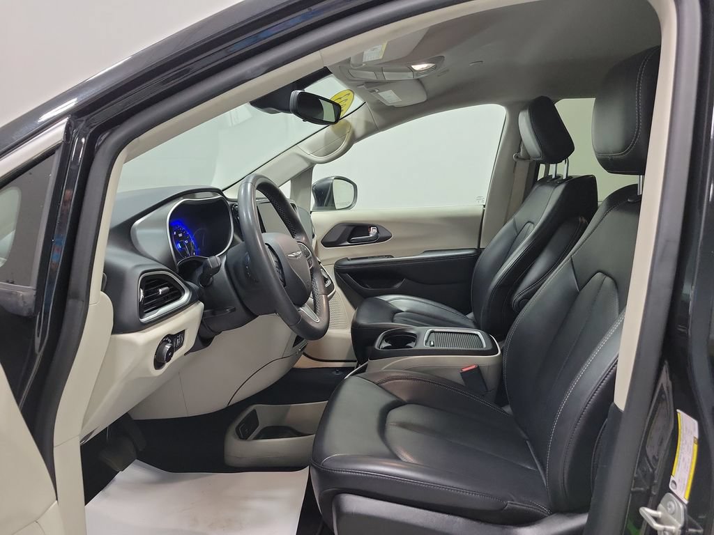 Certified 2023 Chrysler Pacifica Touring-L FWD image 2