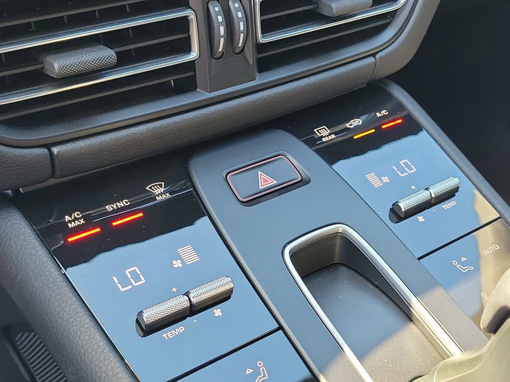 Certified 2025 Porsche Macan image 33