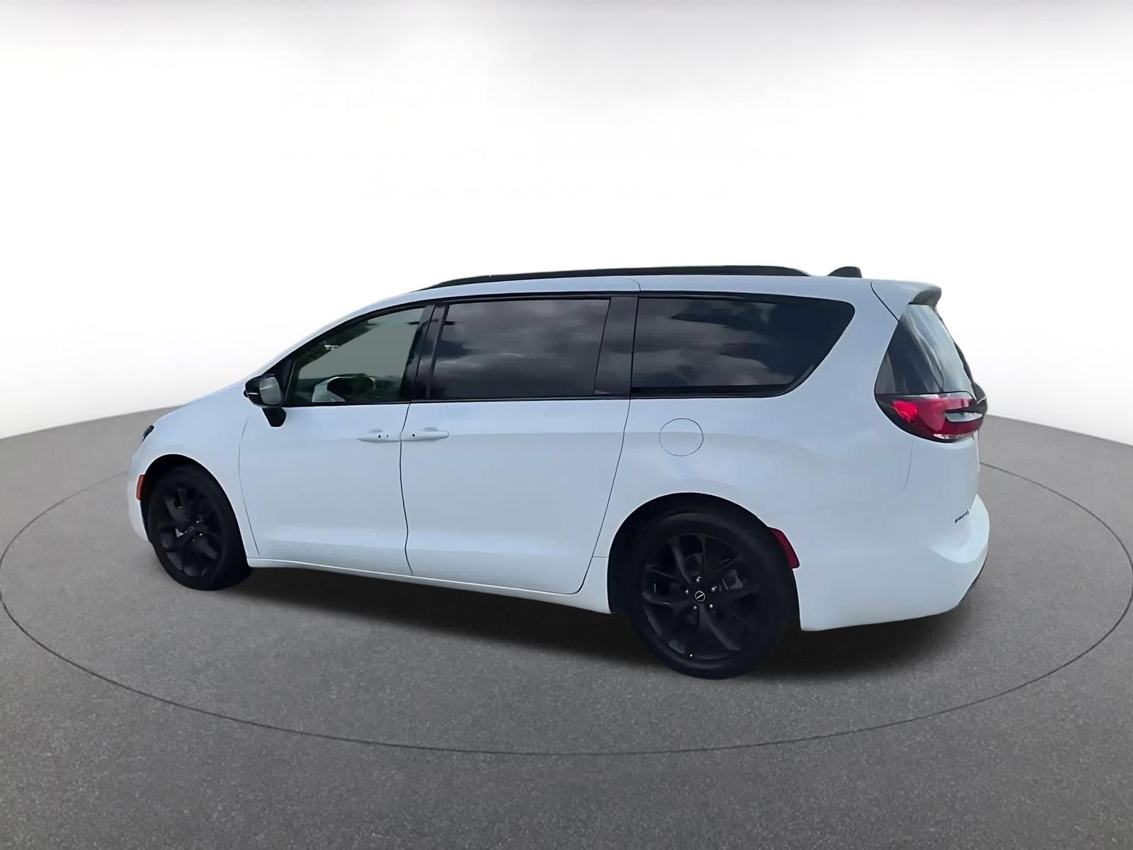 Used 2025 Chrysler Pacifica Limited FWD image 10