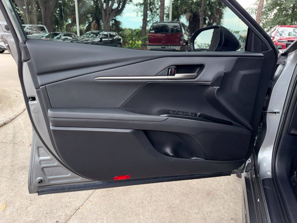 Used 2025 Toyota Camry SE FWD image 17