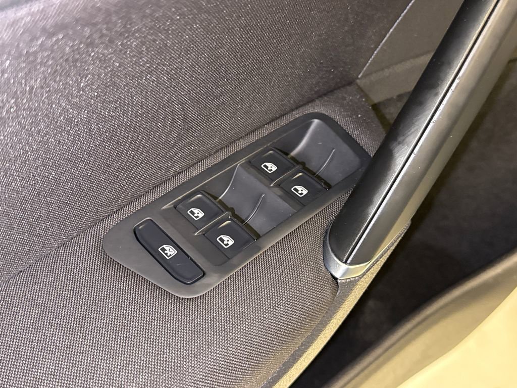 Used 2016 Volkswagen Golf S image 19
