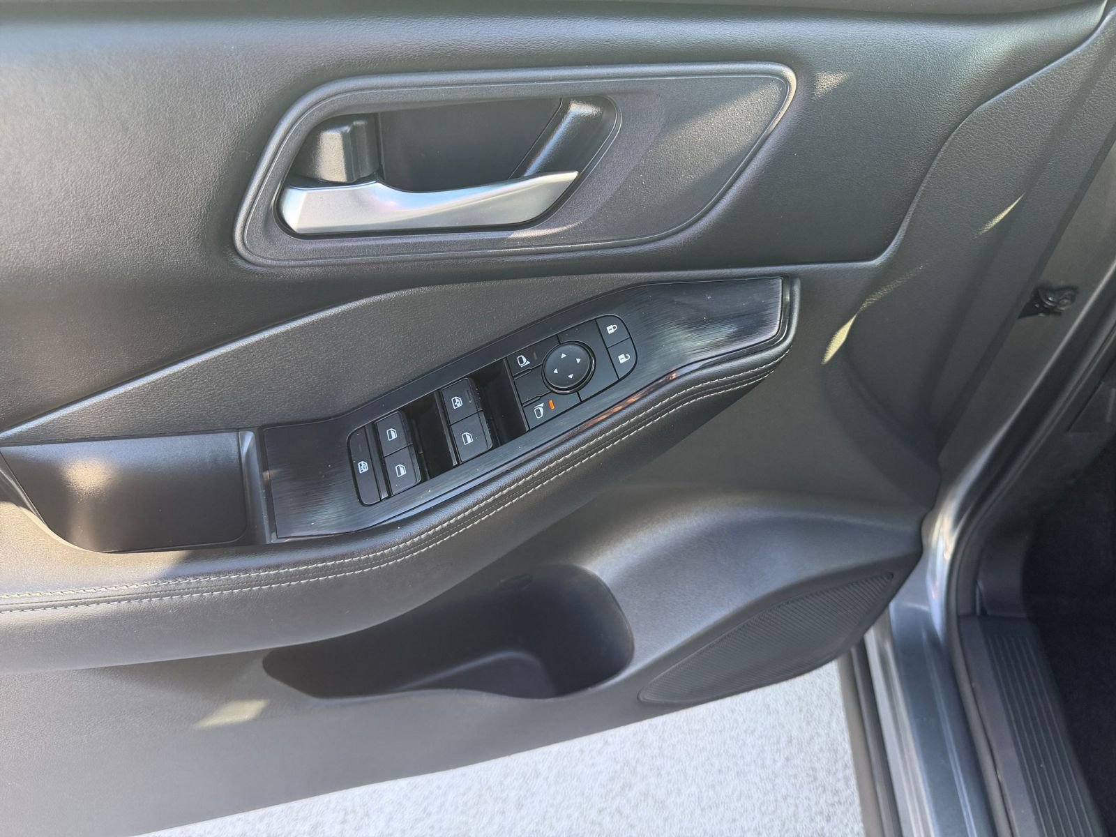 Used 2025 Nissan Rogue SV image 18