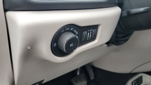 Certified 2024 Chrysler Pacifica Touring-L image 9