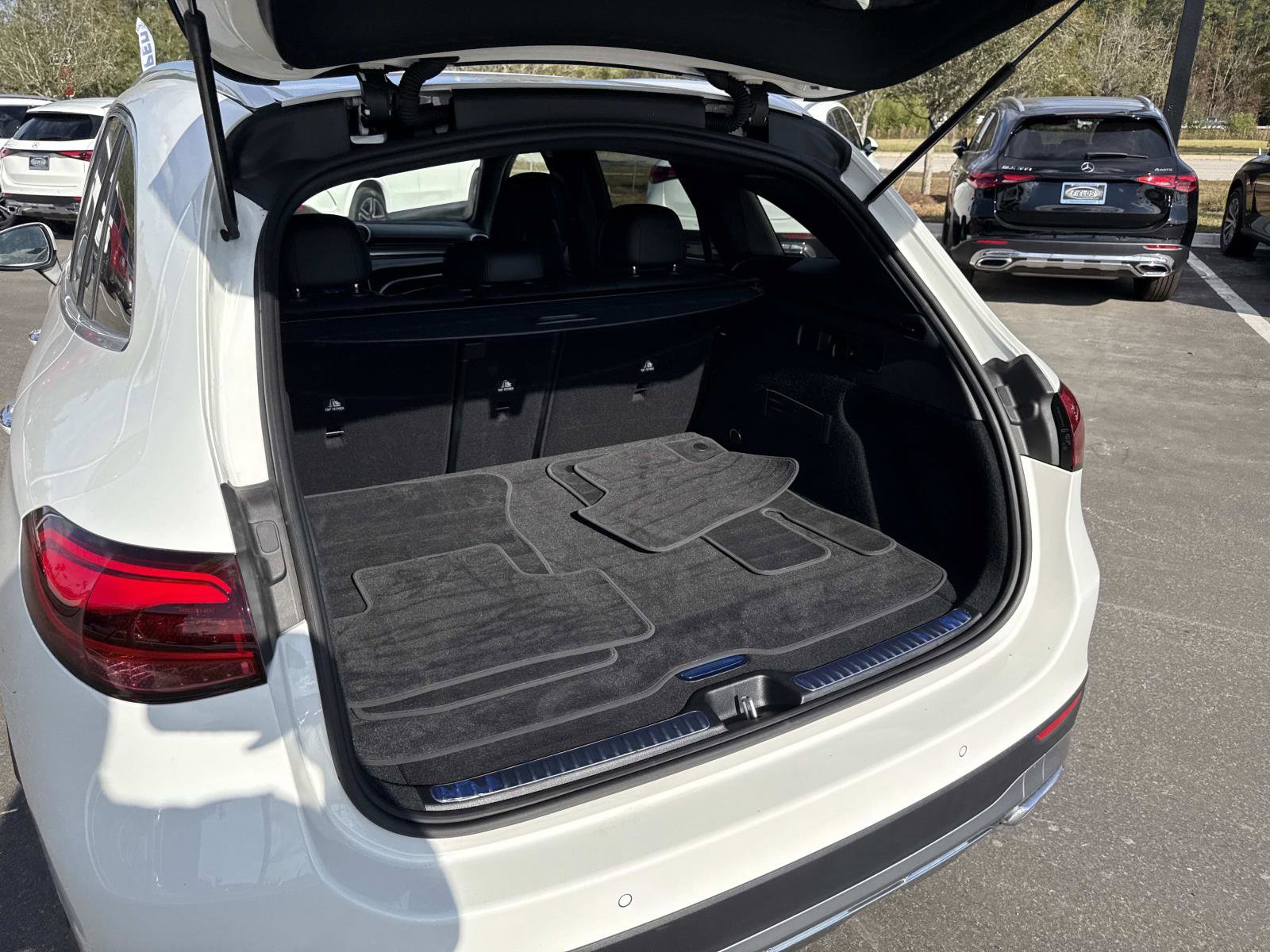 Used 2024 Mercedes-Benz GLC 300 4MATIC image 12