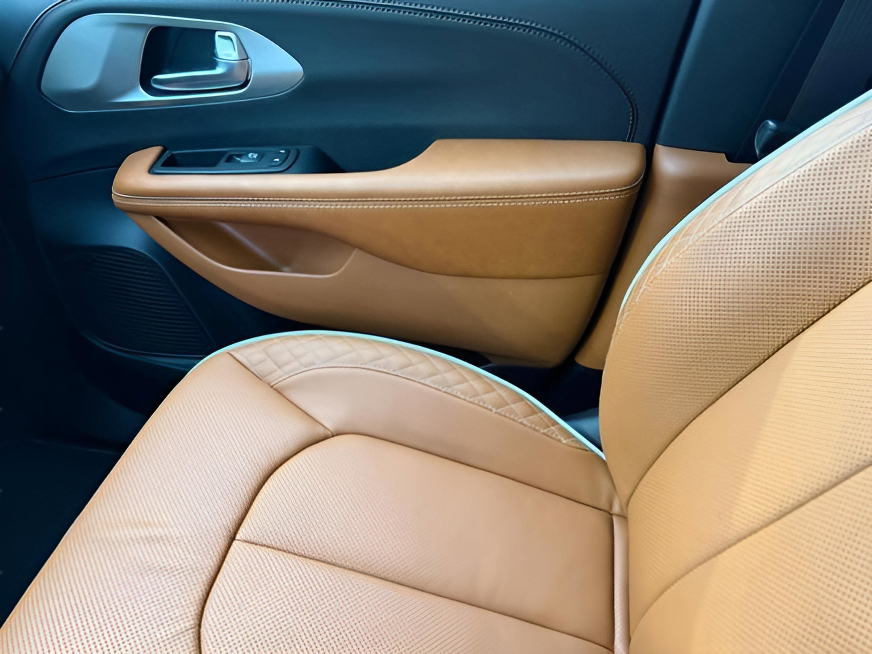 New 2026 Chrysler Pacifica Pinnacle w/ Trailer Tow Group image 30