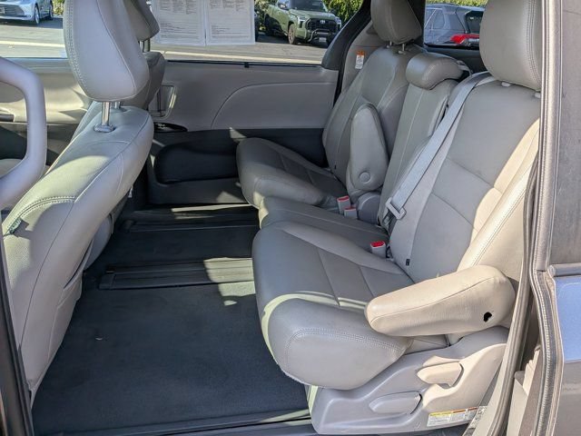 Used 2020 Toyota Sienna LE w/ Carpet Mat Package FWD image 16