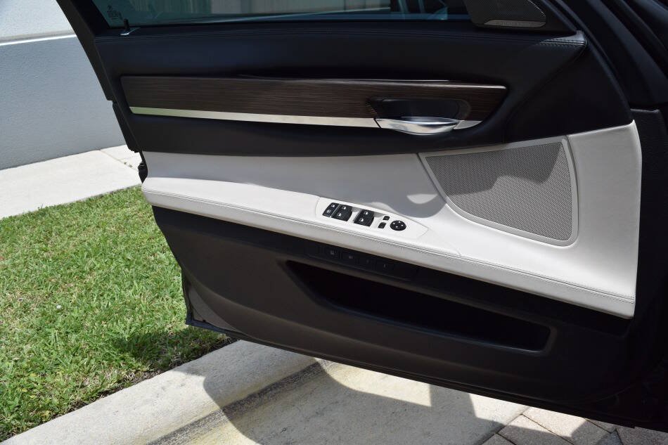 Used 2015 BMW 750i RWD image 74