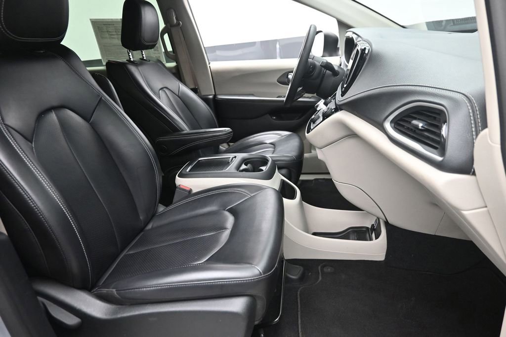 Used 2023 Chrysler Pacifica Touring-L FWD image 7