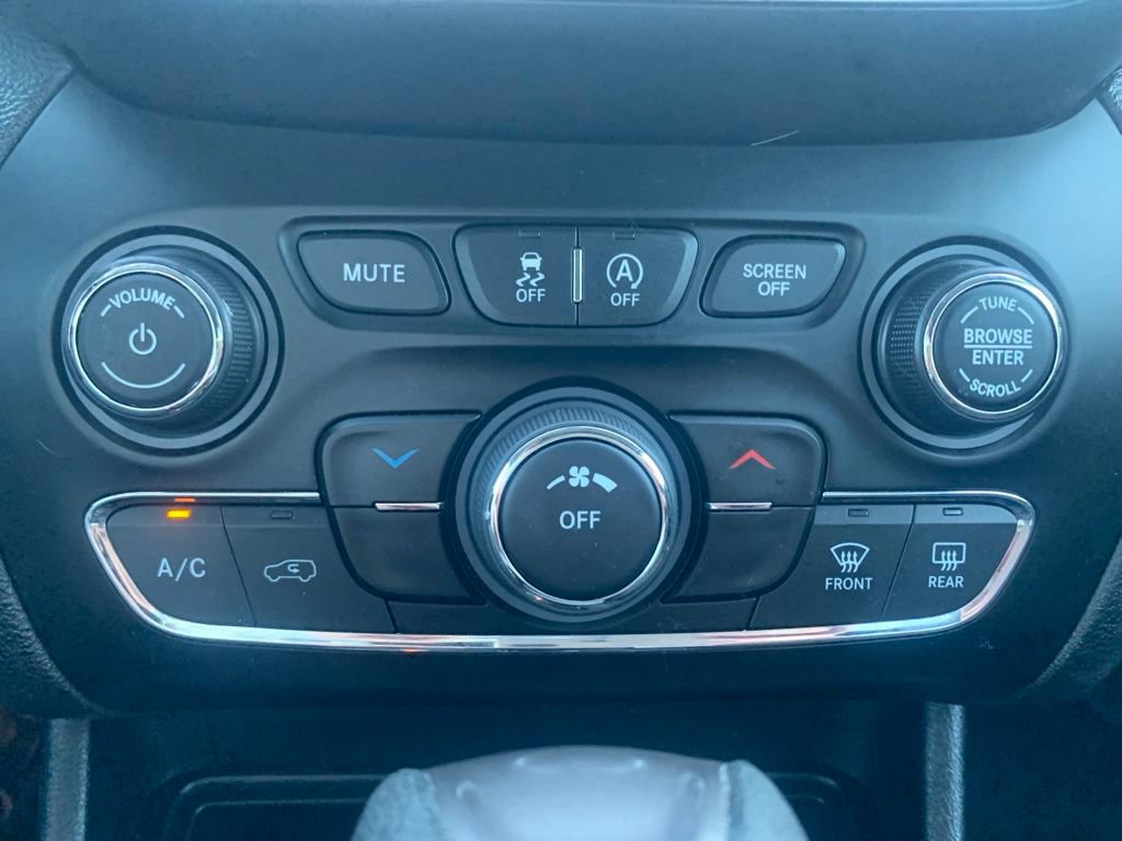 Used 2019 Jeep Cherokee Latitude w/ Popular Appearance Group AWD/4WD image 20