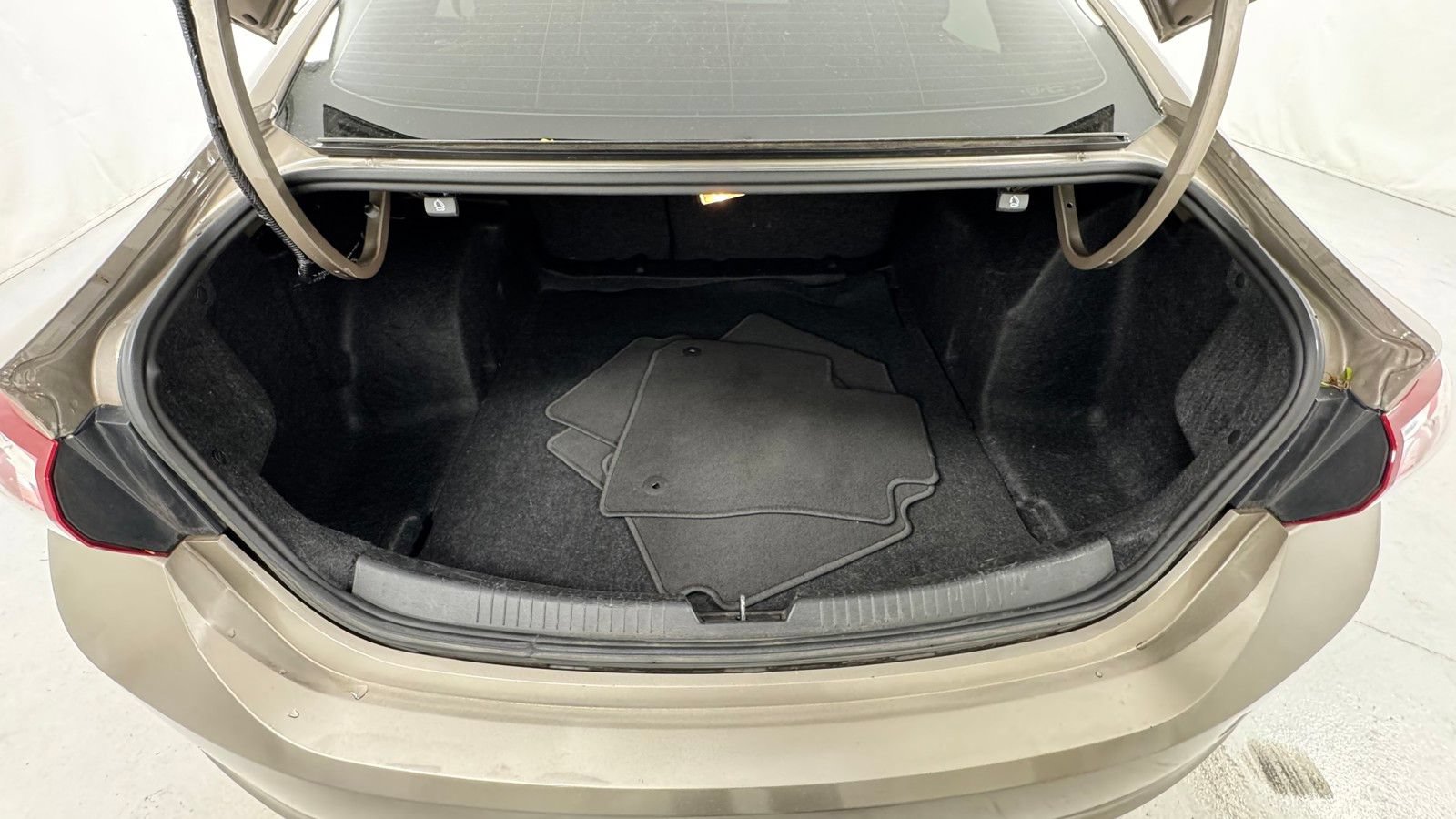 Used 2022 Chevrolet Malibu LT FWD image 15