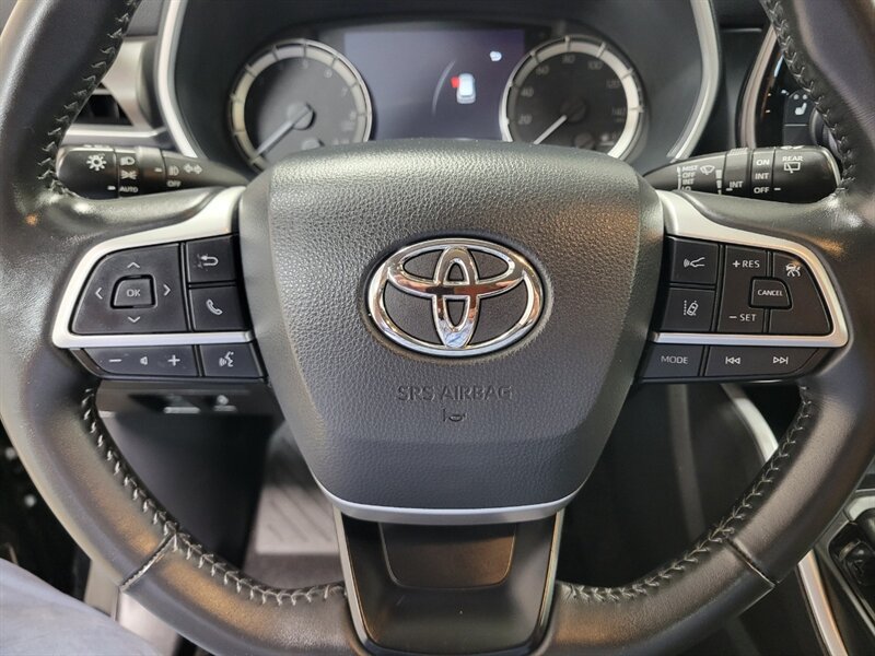 Used 2024 Toyota Highlander XLE AWD/4WD image 29