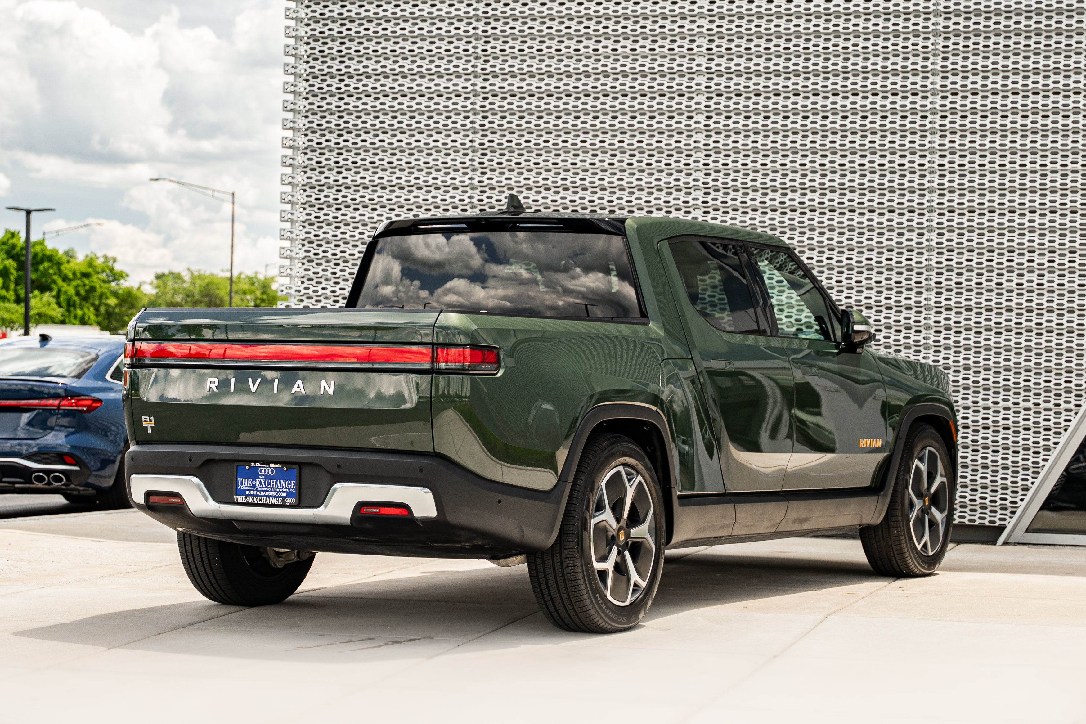 Used 2022 Rivian R1T Adventure AWD/4WD image 4