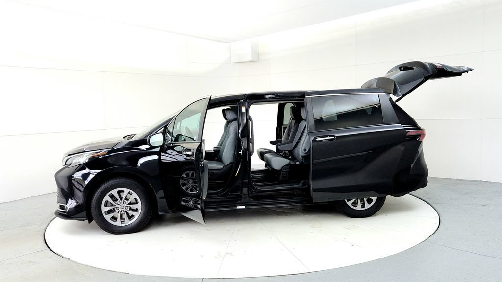 Certified 2023 Toyota Sienna XLE AWD/4WD image 10