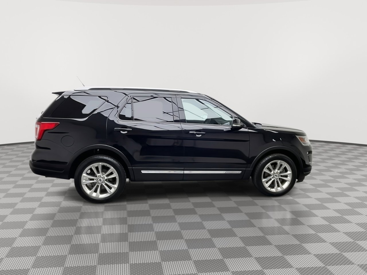Used 2018 Ford Explorer XLT w/ Equipment Group 202A AWD/4WD image 42