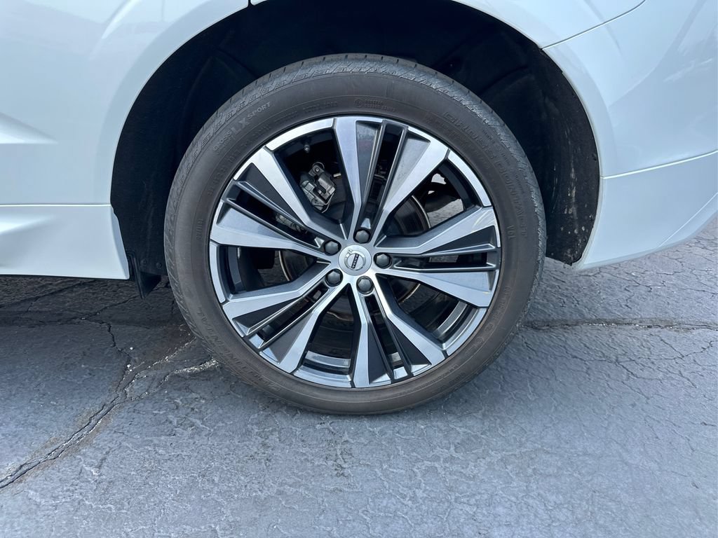Used 2022 Volvo XC60 B5 Momentum w/ Climate Package FWD image 16
