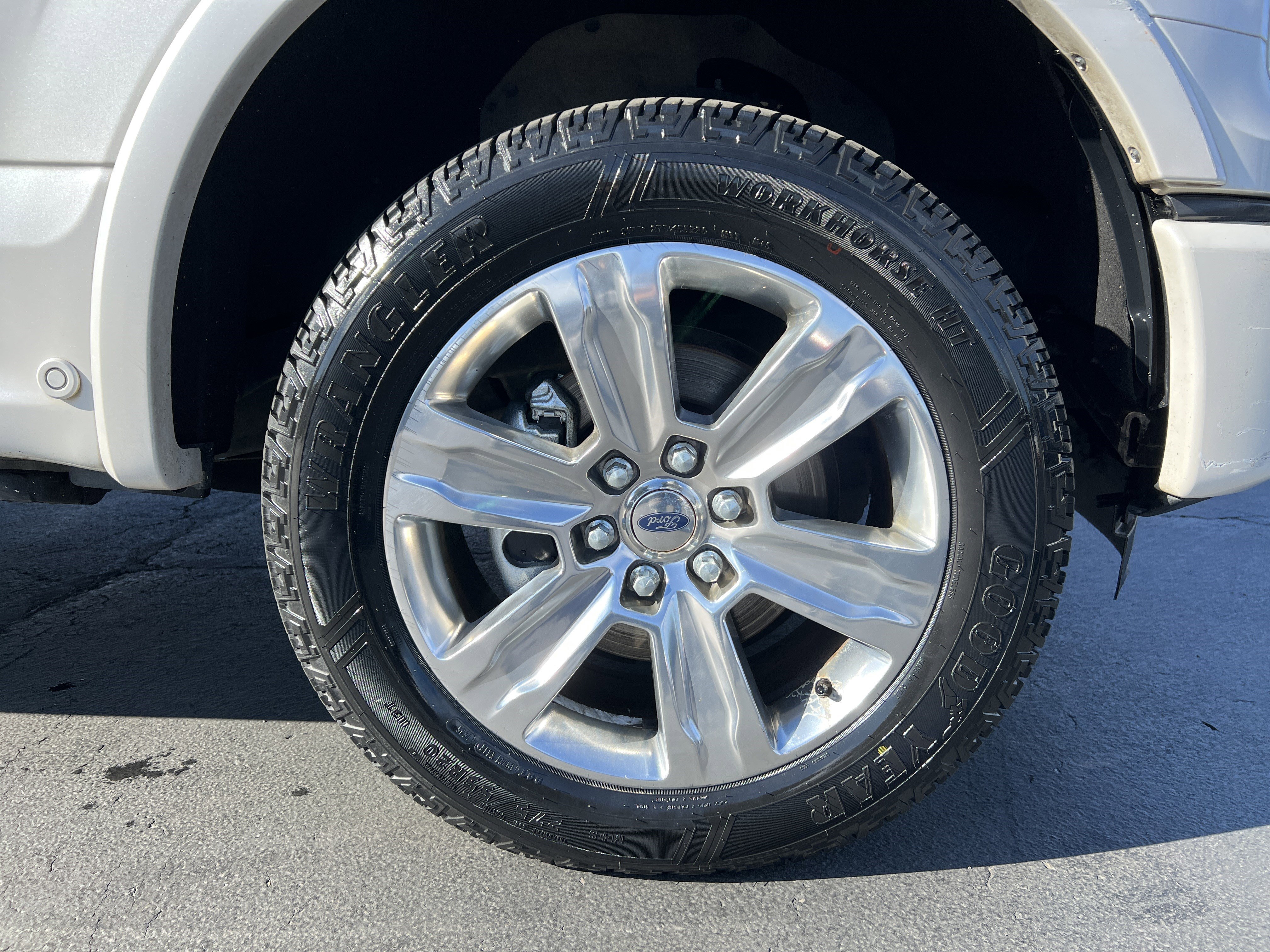 Used 2015 Ford F150 Platinum w/ Equipment Group 701A Luxury AWD/4WD image 10