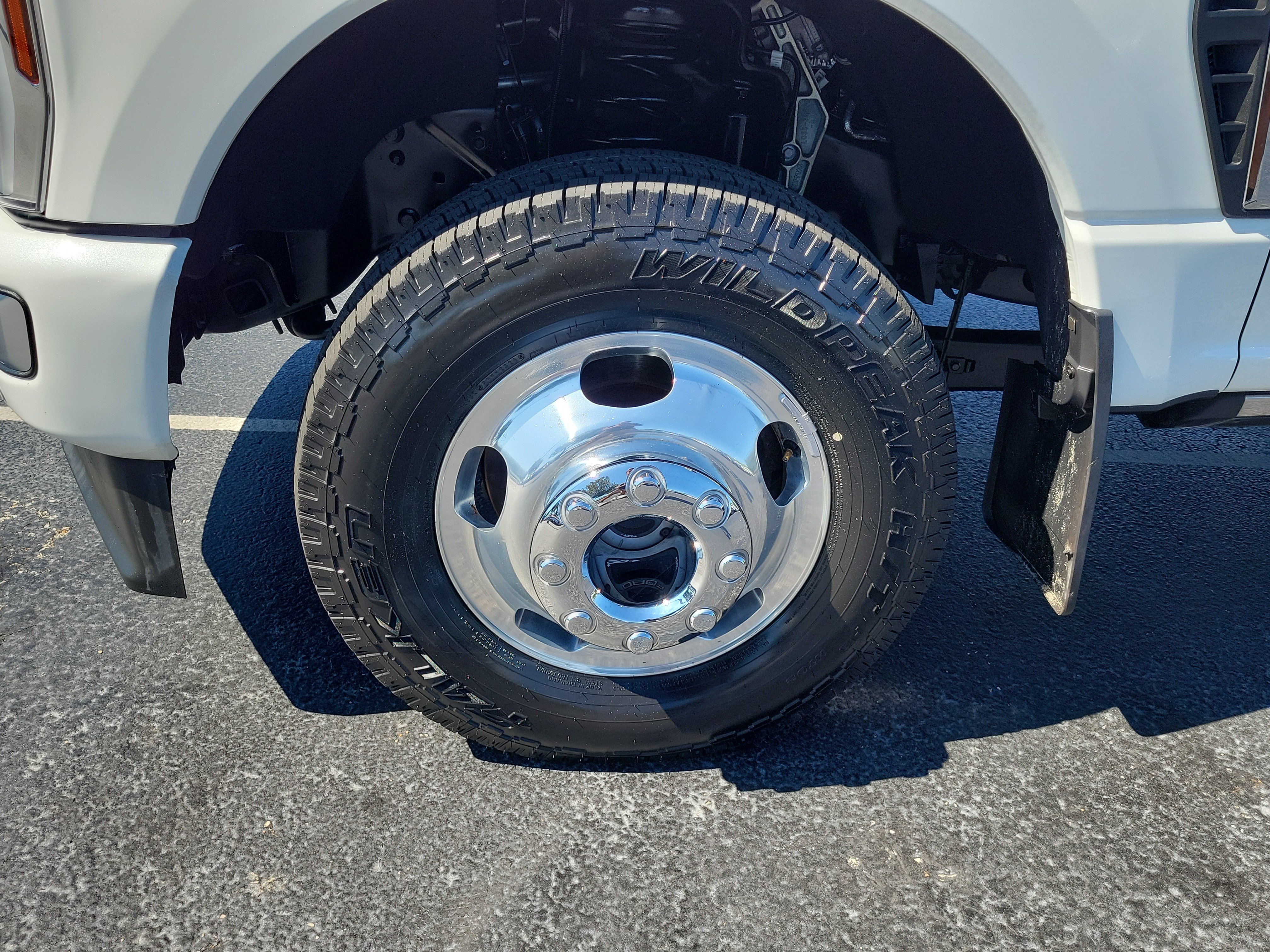 Certified 2024 Ford F350 Platinum w/ FX4 Off-Road Package AWD/4WD image 5