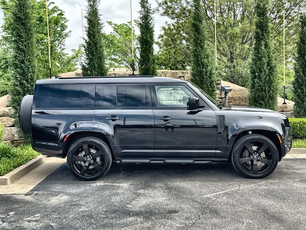 Used 2025 Land Rover Defender 130 X-Dynamic SE image 6